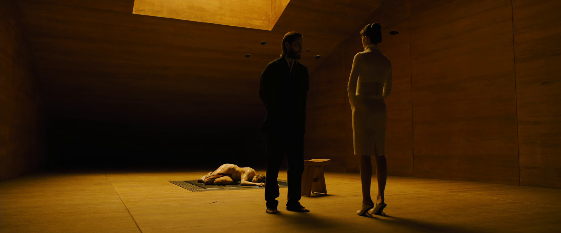 Luv standing beside Niander Wallace, Blade Runner 2049